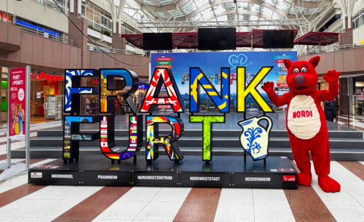 Selfie-Point mit Nordi Maskottchen vor Frankfurt Schriftzug