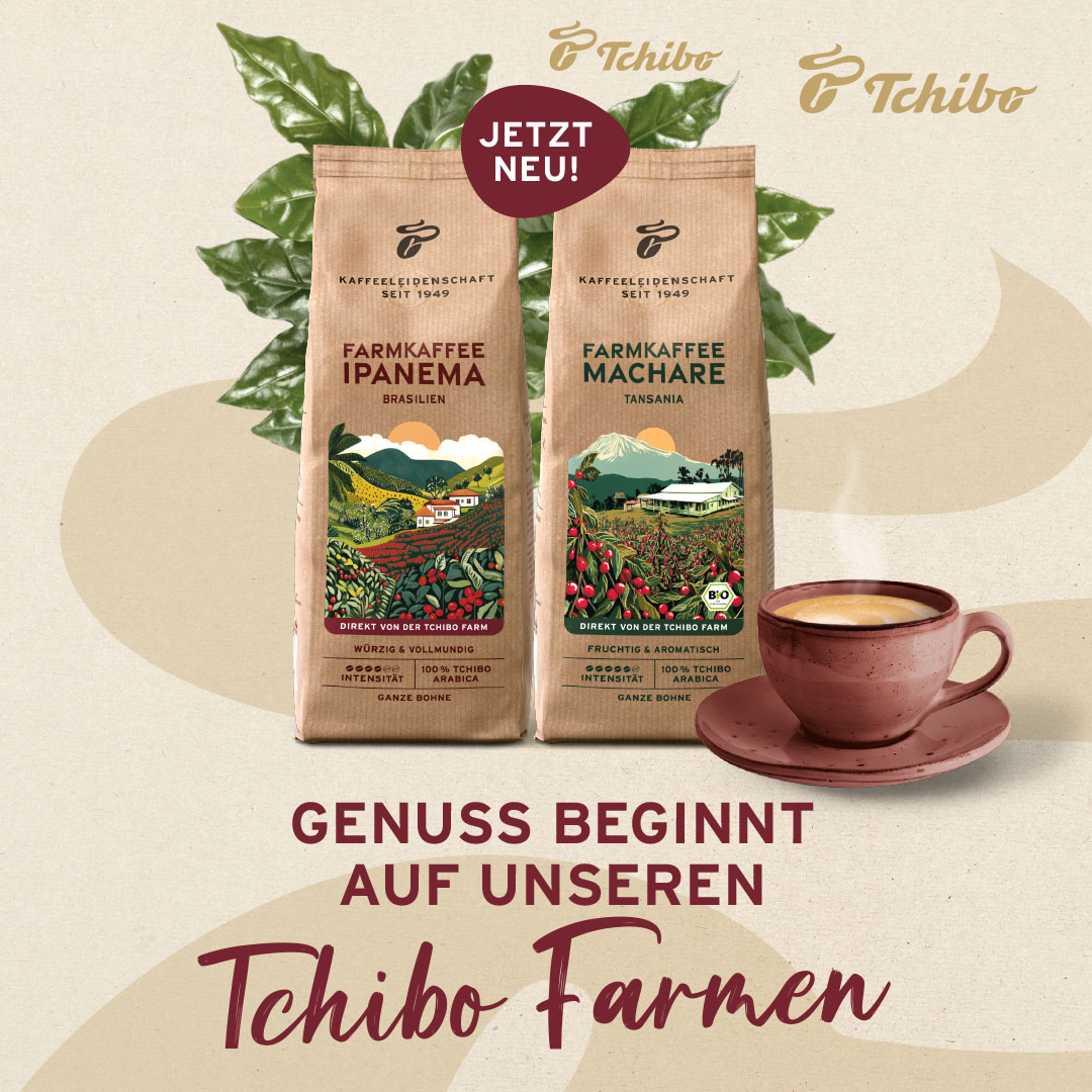 Tchibo Werbebanner für zwei neue Kaffeesorten: Farmkaffee Ipanema aus Brasilien und der Bio-Kaffee Farmkaffee Machare aus Tansania, neben einer Kaffeetasse mit dem Slogan 'Genuss beginnt auf unseren Tchibo Farmen'.